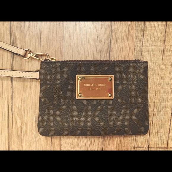 Michael Kors Wristlet - Picture 1 of 2